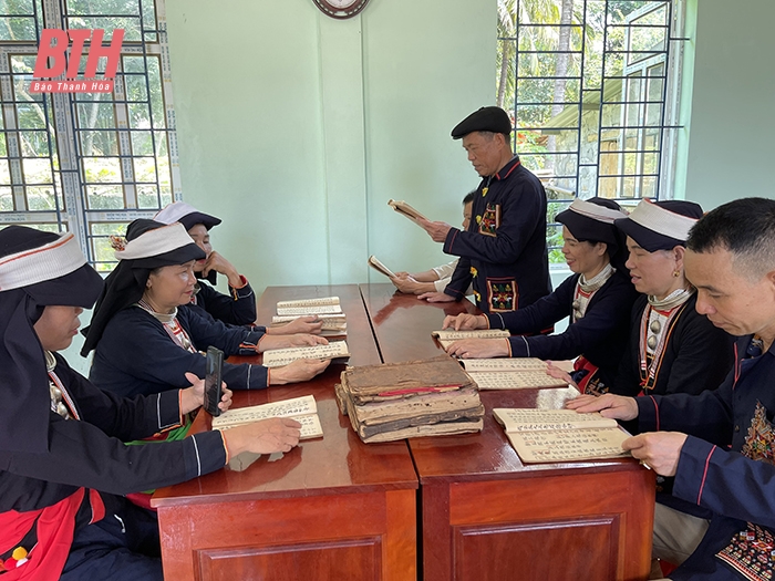 Già làng, trưởng bản, người có uy tín tuyên truyền, động viên đồng bào hợp tác cung cấp thông tin trong đt 53 dtts